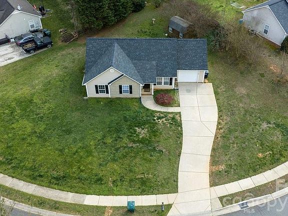 3rd image of 122 Addison Pl