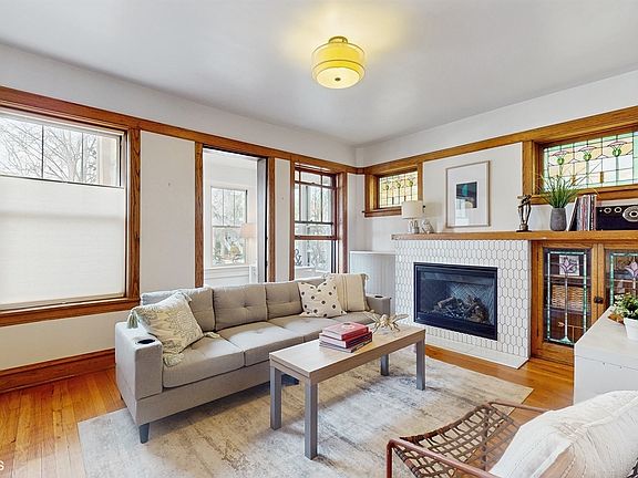 2nd image of 4423 N Hermitage Ave #1N