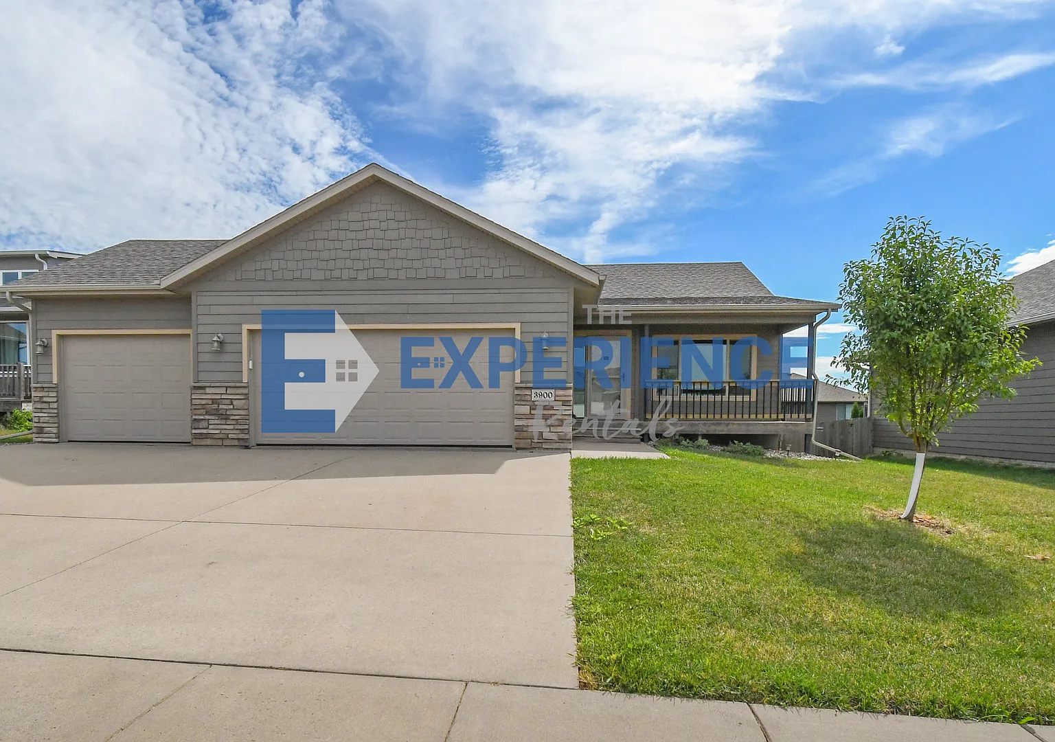 Open Floor Plan - 4 Bedroom, 3 Bath, Triple Garage! — Photo 1