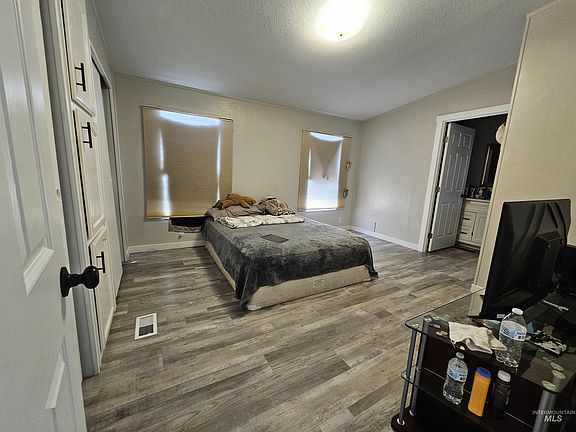 4th image of 603 N Fir St