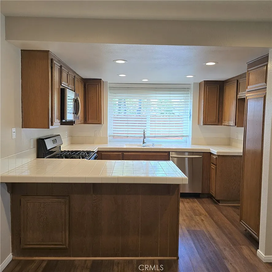 3 bed, 2.5 bath, 1254 sqft, $3,050 — Photo 4