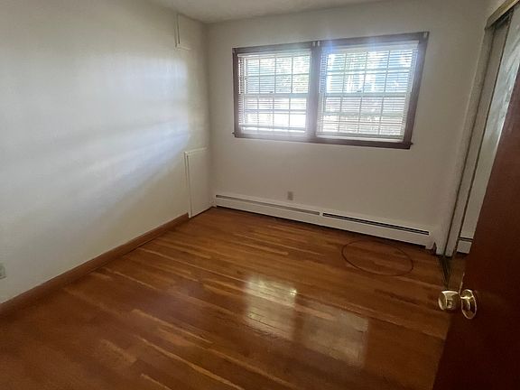 4th image of 110 Summit St APT 3