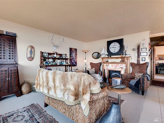 Enter in the living room to enjoy the fire place and cozy home.