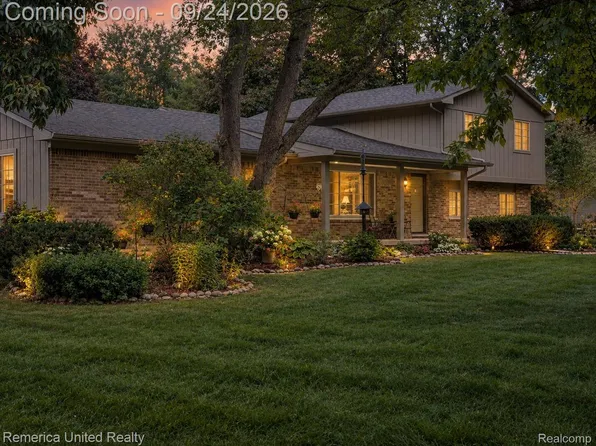 6601 Hemlock Ct, Brighton, MI 48116