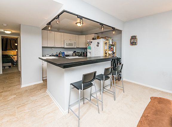 2nd image of 3950 N Lake Shore Dr APT 825