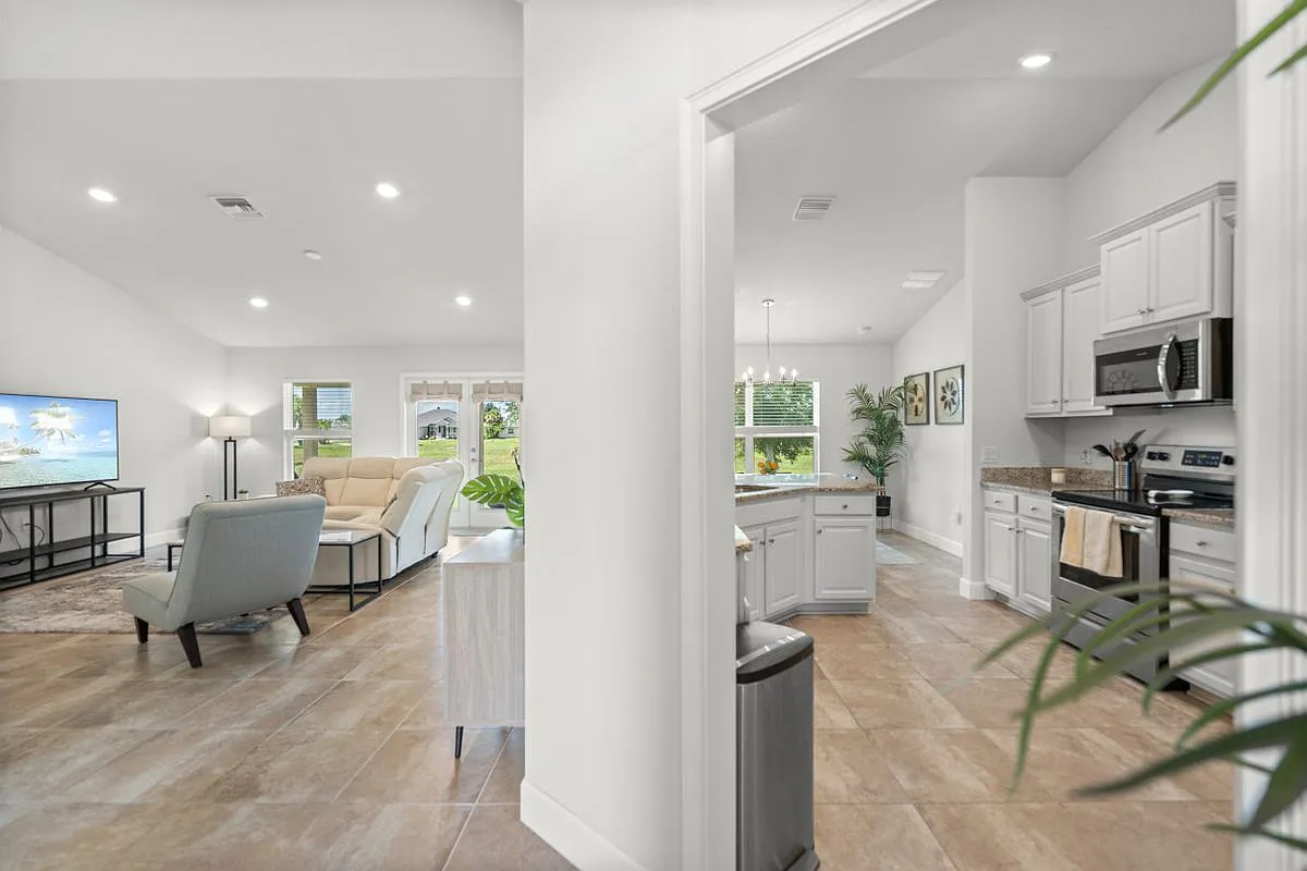 4 bed, 2.0 bath, 1762 sqft, $2,100 — Photo 3