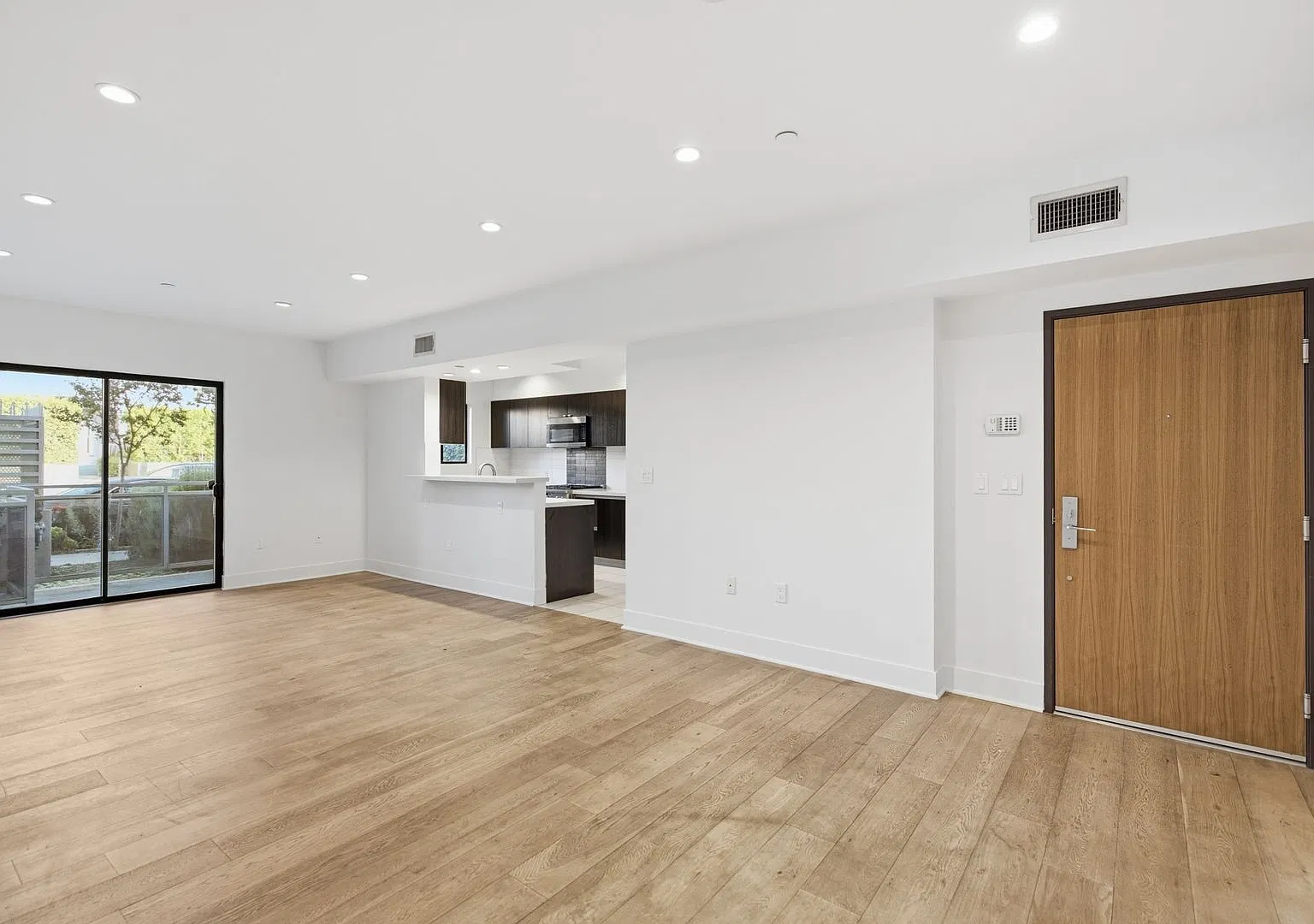 843 N Fuller Avenue — Photo 1