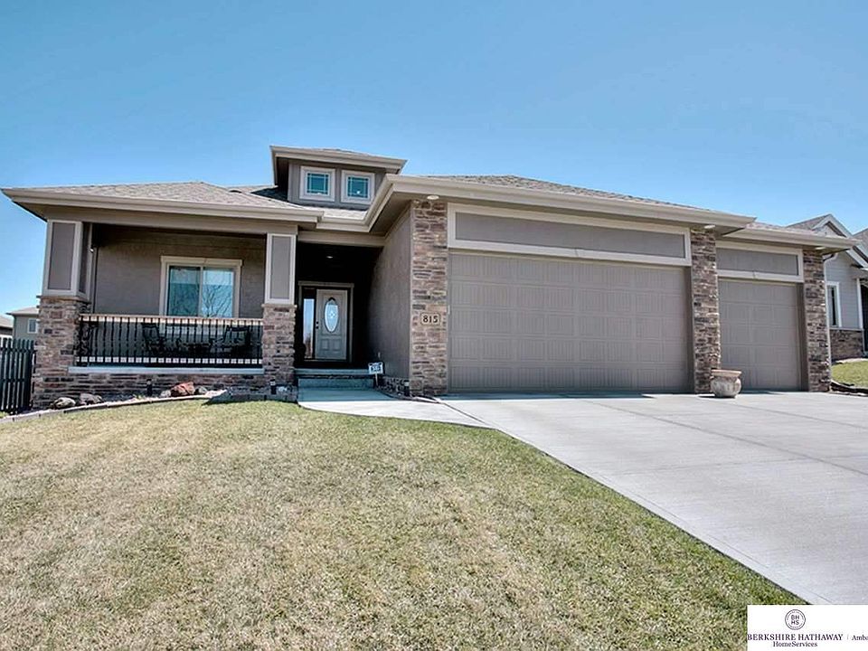 1st image of 815 S 190th St