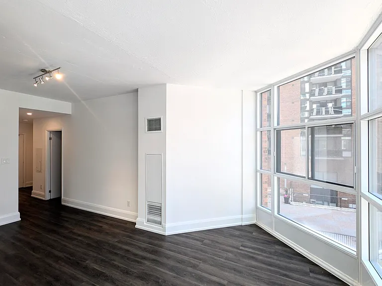 55 Charles St W — Photo 19