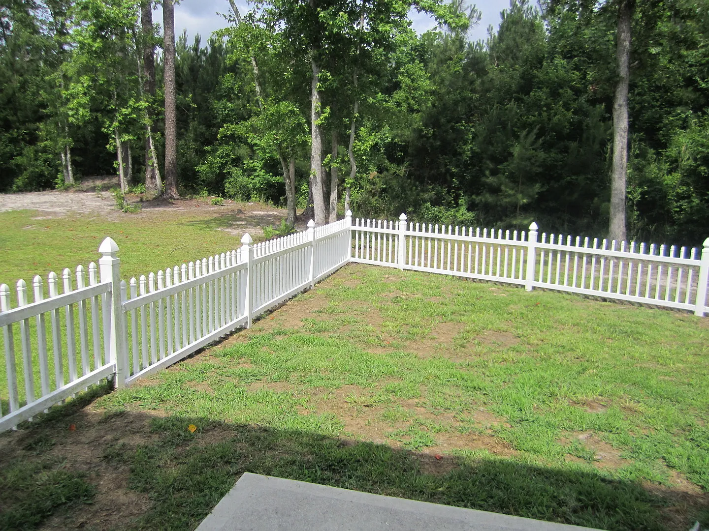 Large family home with fenced back yard in Satterfield Close to Cherry Point & New Bern — Photo 3