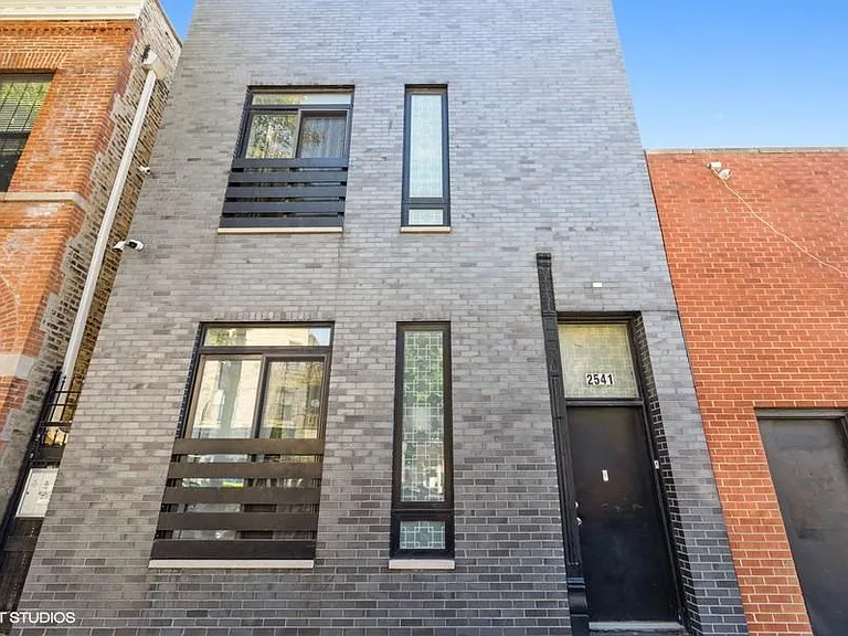 2541 W Chicago Ave #2R — Photo 1