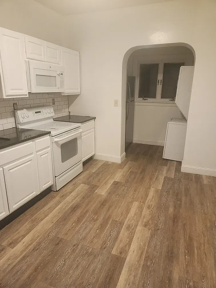 3 bed, 1100 sqft, $2,200 — Photo 2
