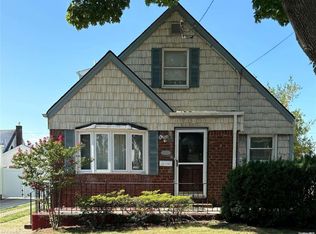 381 Emory Rd, Mineola, NY 11501