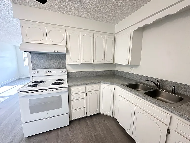 144 Smith Ave #13 — Photo 4