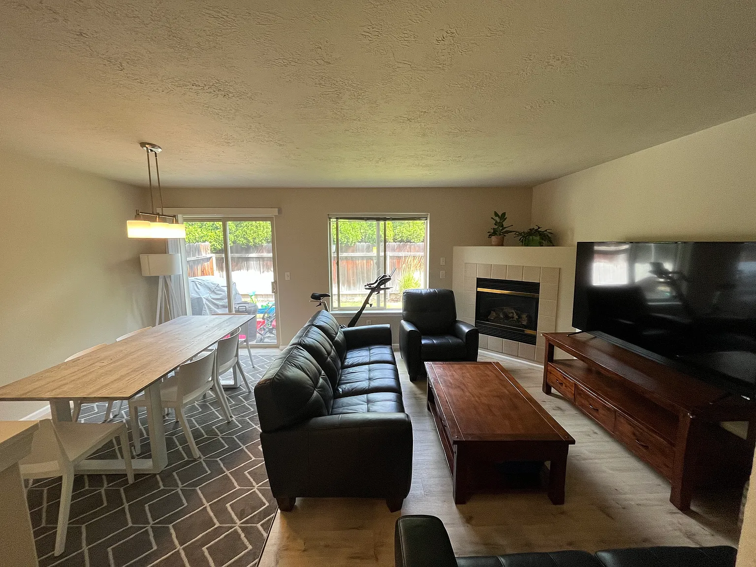 2 bed, 1.5 bath, 1184 sqft, $2,050 — Photo 2