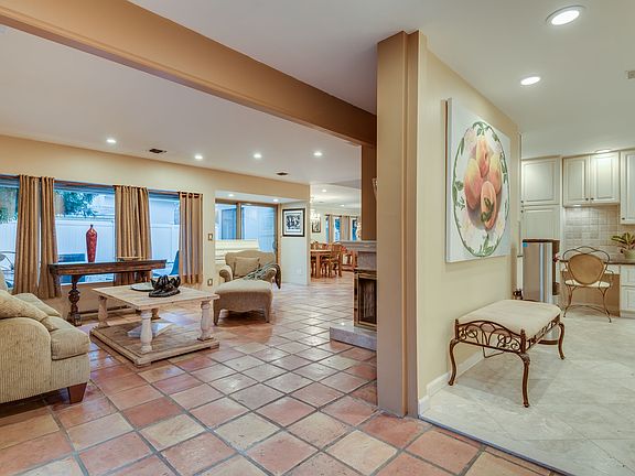 4th image of 49 Barnyard Ln