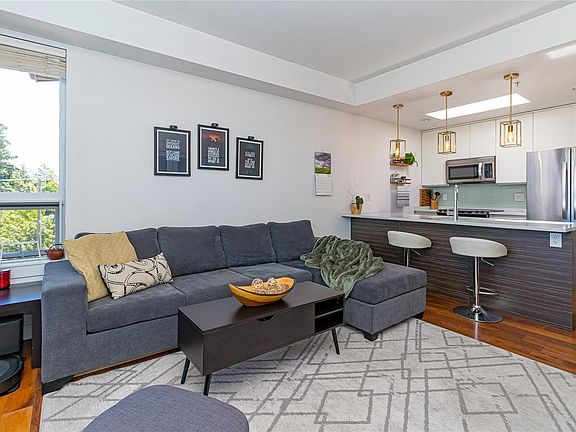 4th image of 1008 Tillicum Rd #403