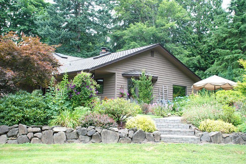 LANDSCAPED W/ROOM FOR ALL OF YOUR TOYS!!