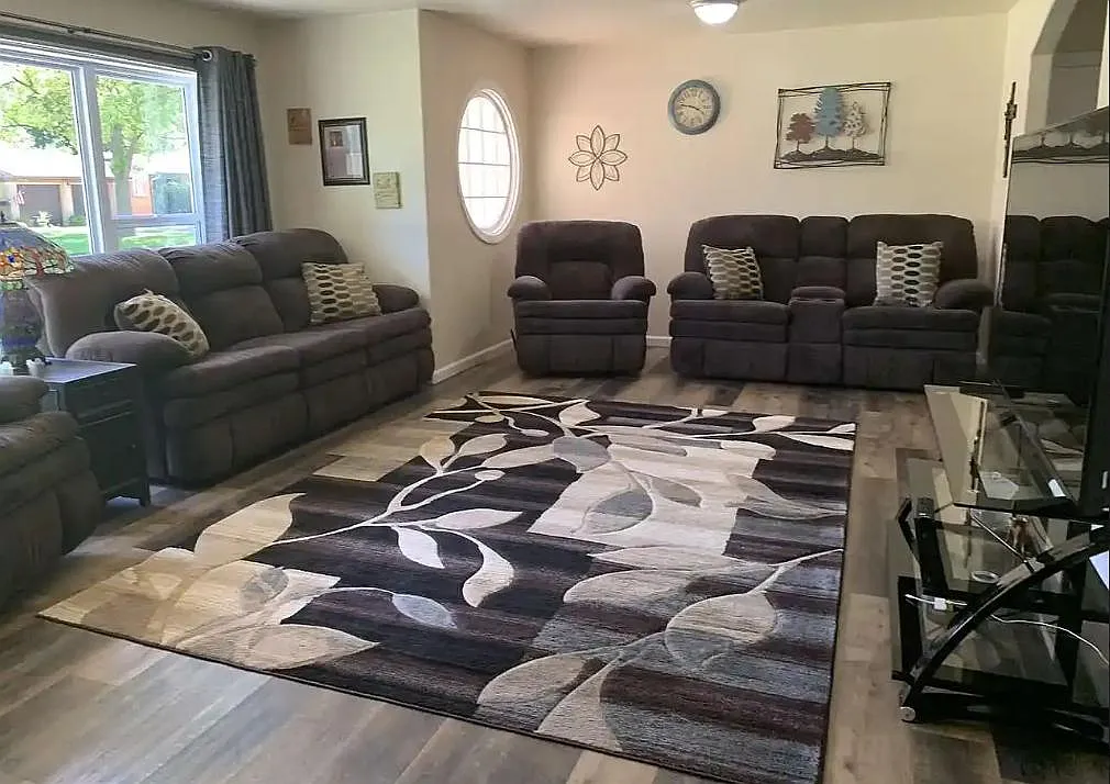 1806 Ramona Dr — Photo 2