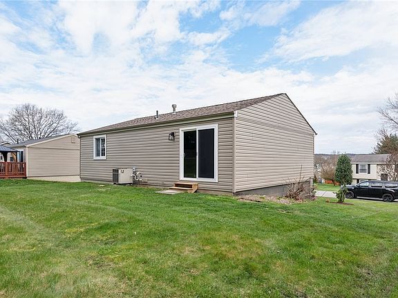 5th image of 320 Gloucester Dr