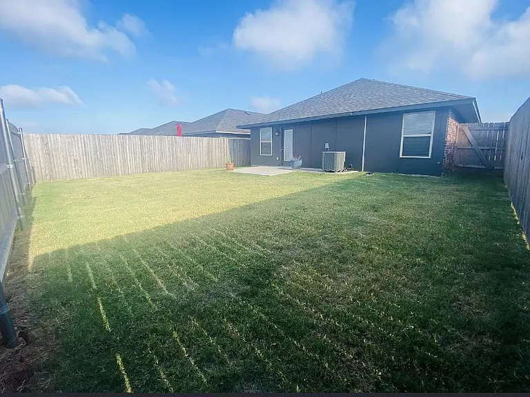 2732 NW 195th St — Photo 5