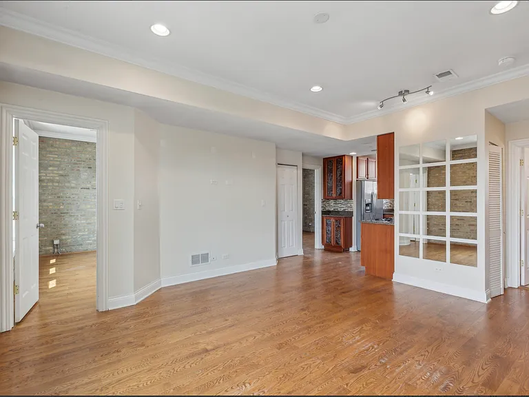 6146 N Ravenswood Ave — Photo 1