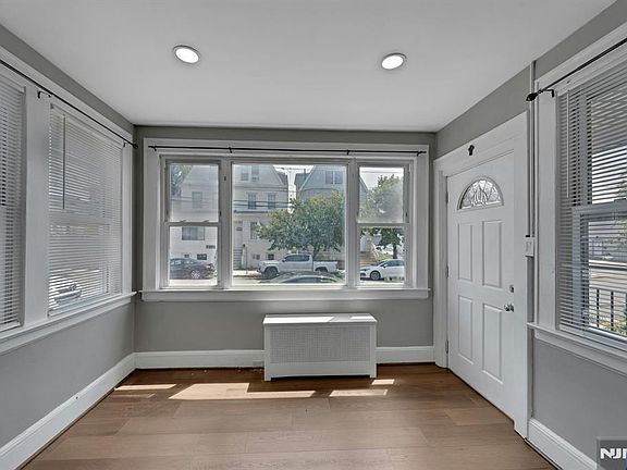 4th image of 595 Forest St