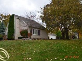 642 N Walnut St, Fenton, MI 48430