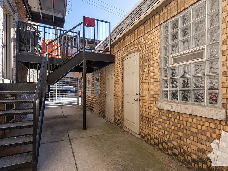 815 W Newport Ave #1R — Photo 27