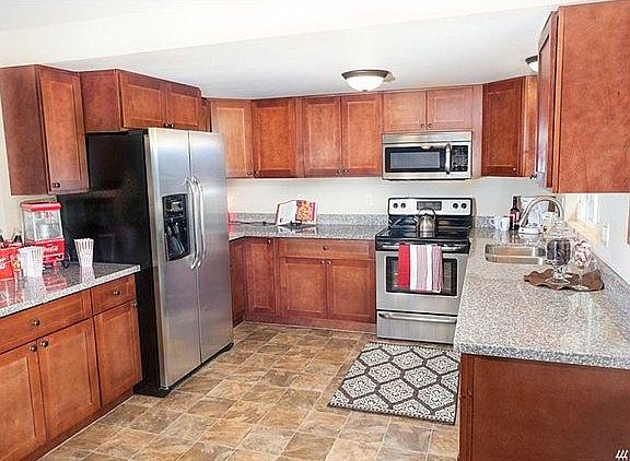 2nd image of 213 NE Conifer Dr