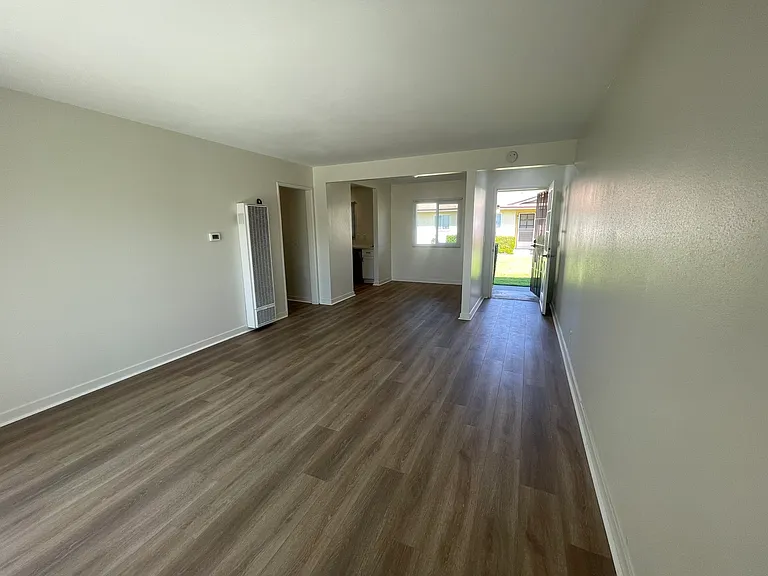 228 S Oak St — Photo 4