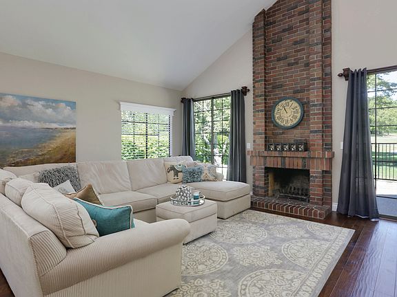 4th image of 362 Jacaranda Dr
