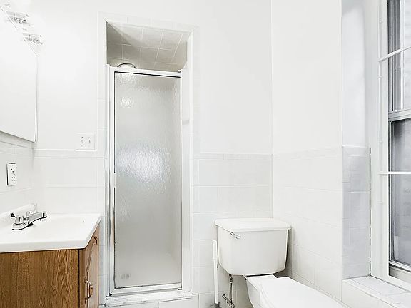 5th image of 527 W 48th St APT 5RW