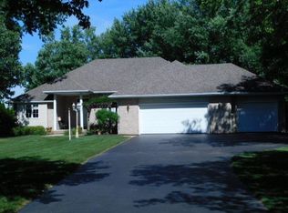 9875 Rivers Bend Dr, Roscoe, IL 61073