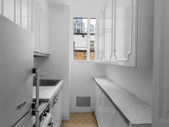 24 West 55th Street image 6 of 11