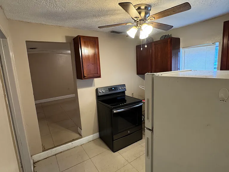 1510 Avenue H — Photo 2