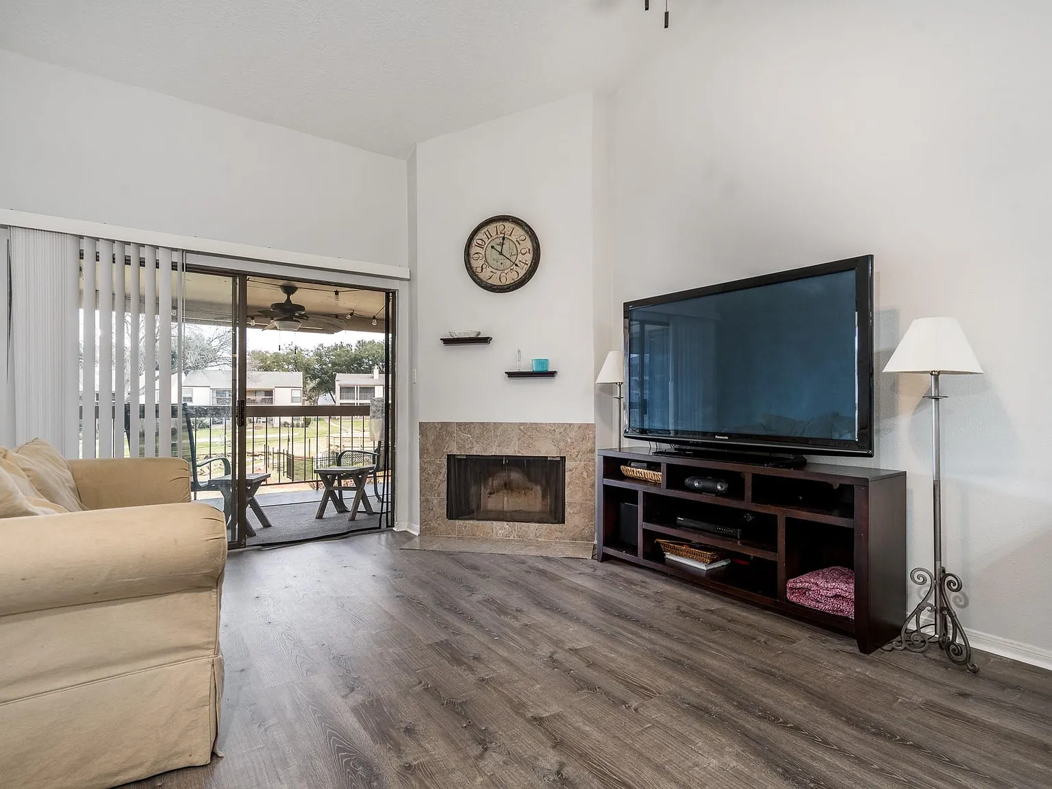 2 bed, 2.0 bath, 1074 sqft, $1,750 — Photo 3