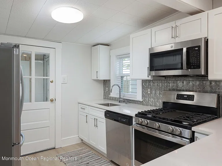 1233 Oakwood Rd — Photo 9