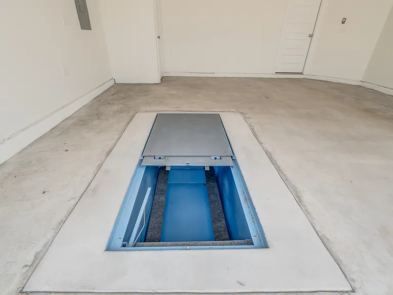 Inground storm shelter
