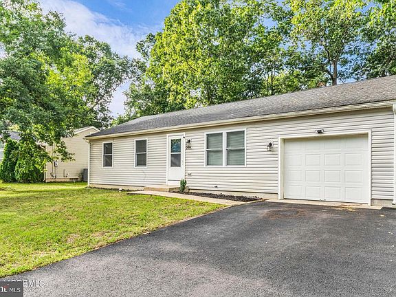 3rd image of 219 Tulip St