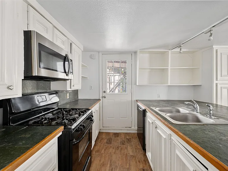 1959 Lexington St #B — Photo 6