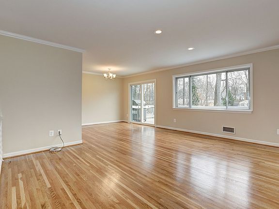 Living Rm adjoins Dining Rm