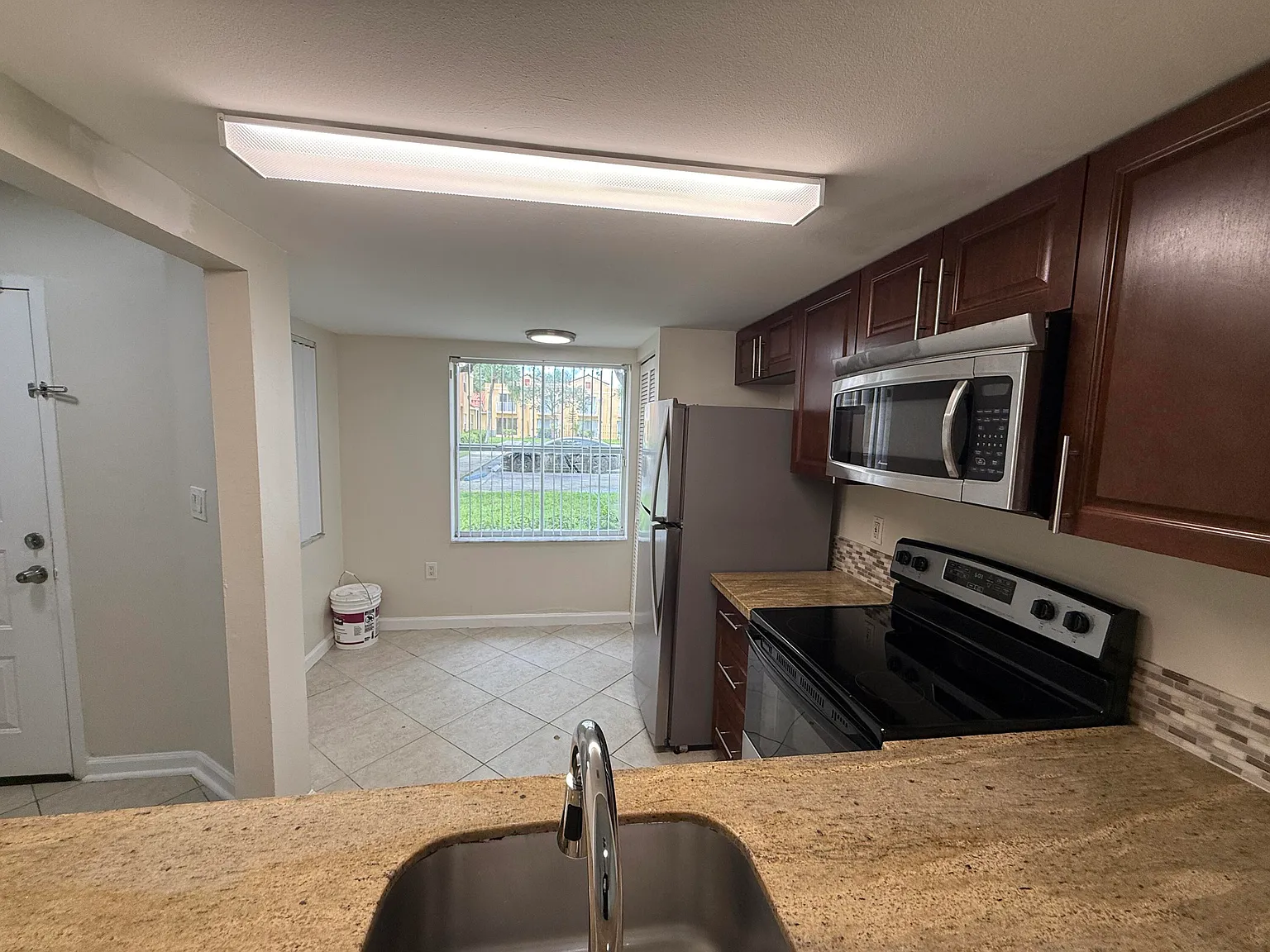 2 bed, 2.5 bath, 1050 sqft, $2,050 — Photo 4