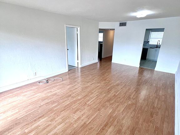 3rd image of 13715 Kendale Lakes Cir APT 215