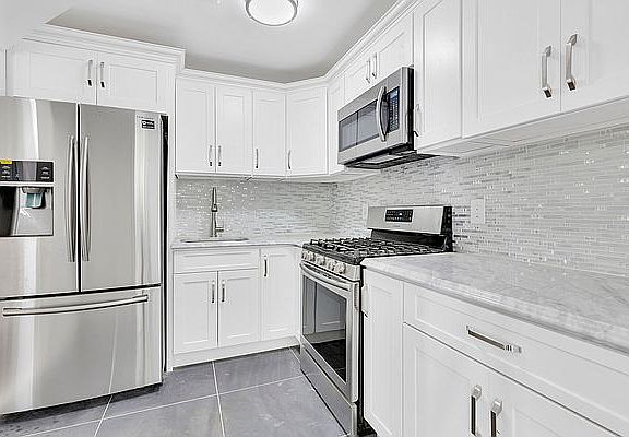 3rd image of 736 Elton Ave #1