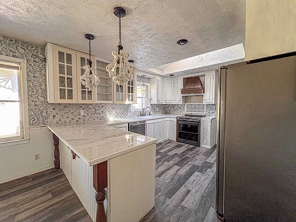 4th image of 6313 Middle Rd.