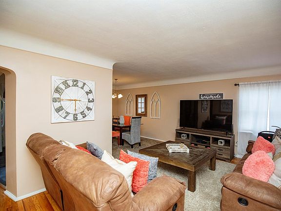 3rd image of 976 Seibel Ln