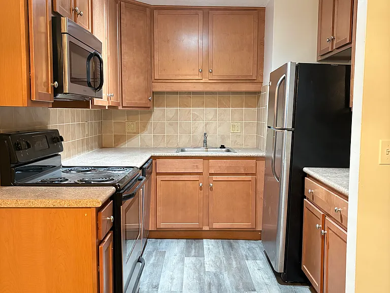 Lexington St Apartments — Photo 7