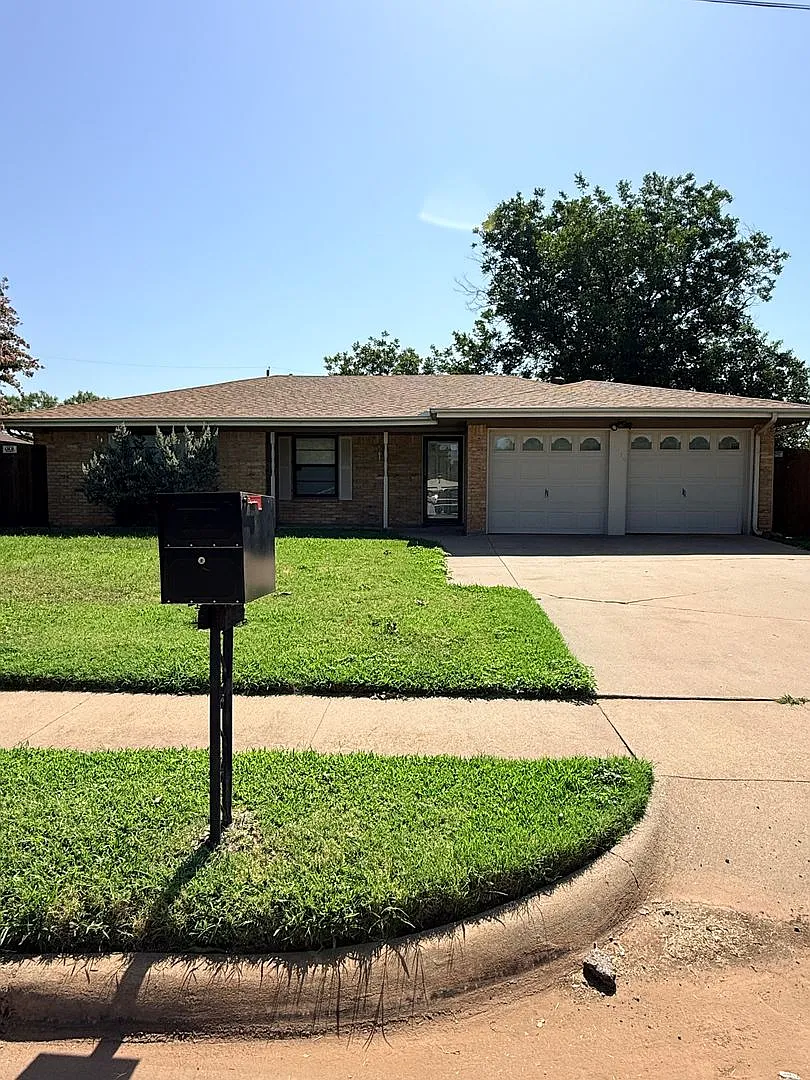 Beautiful 4 Bedroom 1.5 Bath - City View ISD — Photo 1