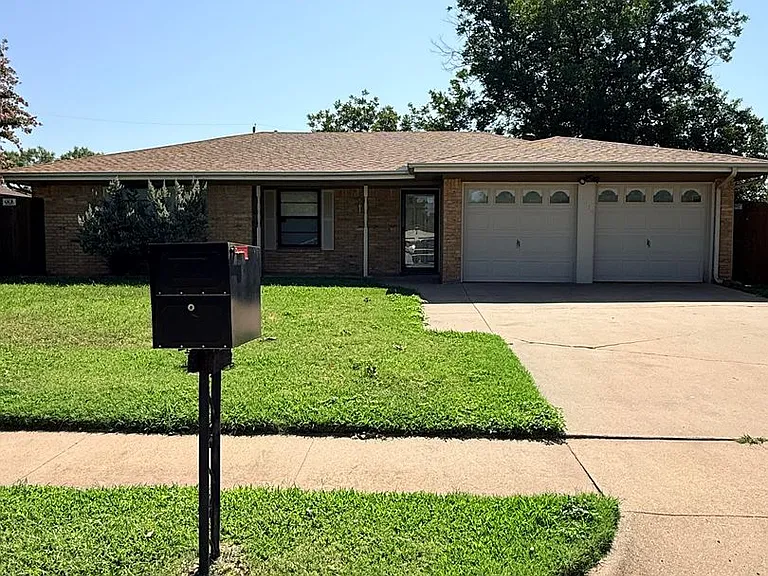 1039 Harris Ln — Photo 1